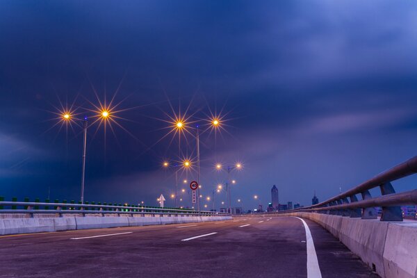 Ciudad puente carretera linternas y cielo azul