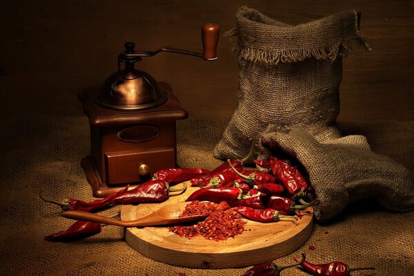 Pimiento rojo ardiente en una bolsa de lona