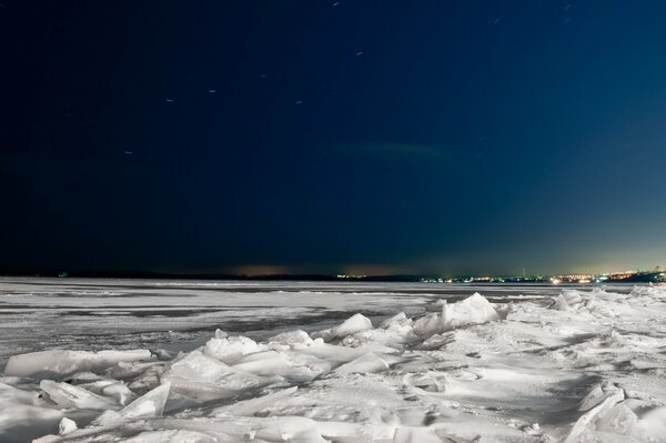 Vor dem Hintergrund der winterlichen Eisfläche verzaubert der Himmel besonders den Himmel