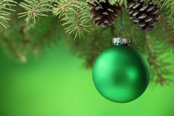 Juguete verde del árbol de Navidad en el árbol de Navidad