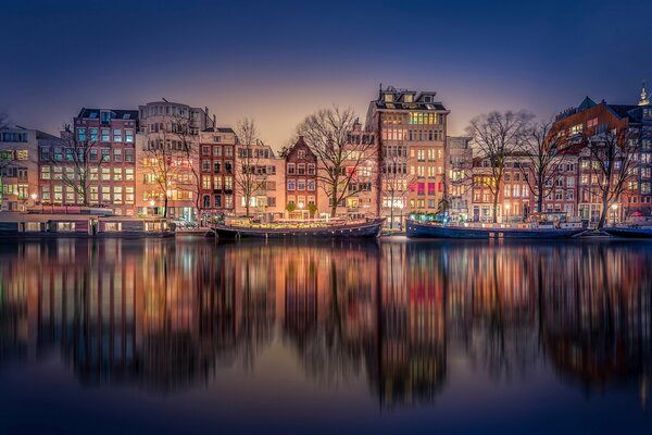 Casas nocturnas en Amsterdam a orillas del canal