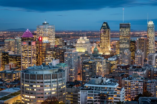 La ciudad nocturna de Montreal está llena de rascacielos