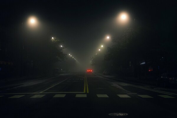 Coche que pasa en la oscuridad de la noche