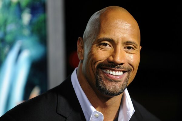 El actor de rock Dwayne Johnson sonríe