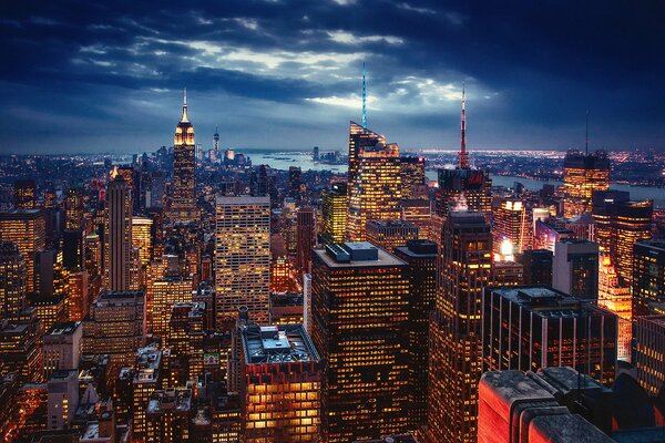 Die Lichter des abendlichen New Yorks