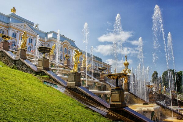 Der berühmte Peterhof-Brunnen Kaskade