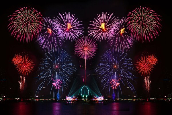 Buntes Feuerwerk in der Nacht sichtbar