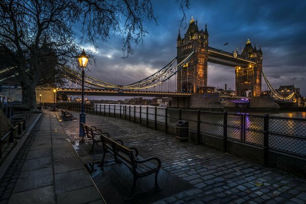 London am Abend in den Lichtern