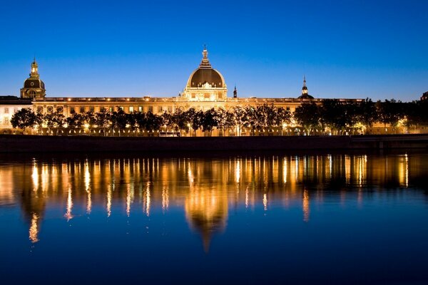 La ville du soir est très belle