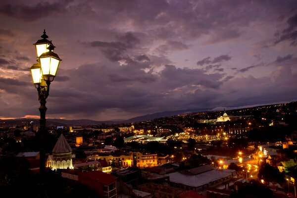 Piękny widok na nocne Tbilisi w światłach