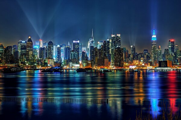 Città di notte, la vista dal mare è affascinante