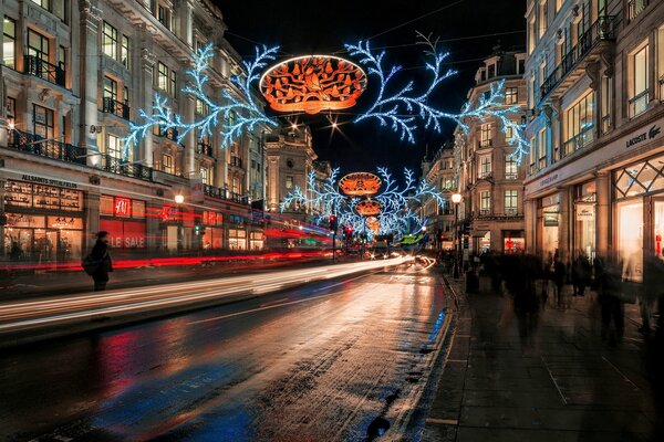 Una strada serale a Londra con decorazioni natalizie