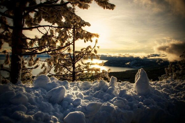 Lago in inverno splendida vista