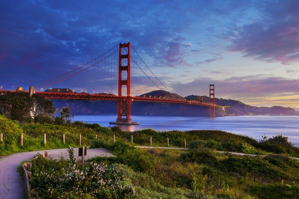 Most Golden Gate w San Francisco, podczas przypływu, w niebiesko-liliowych odcieniach