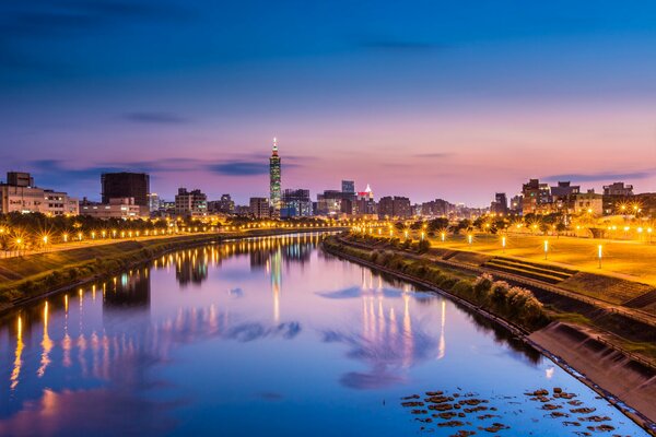 Hermosa ciudad de la tarde que se refleja en el río