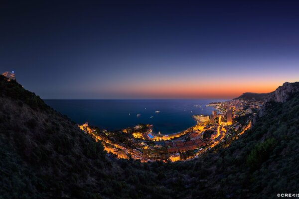 Montañas cerca del mar