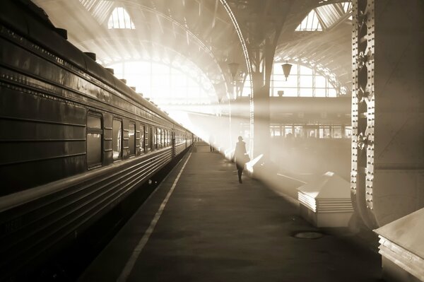 Estación de tren de la mañana gris en el sol