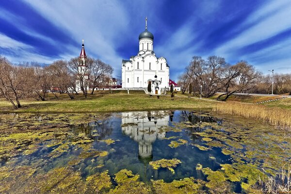 El templo de Pokrovsky se encuentra en la naturaleza