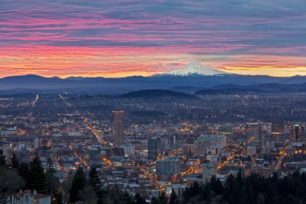 Beautiful sunrise with mountain view of Oregon city