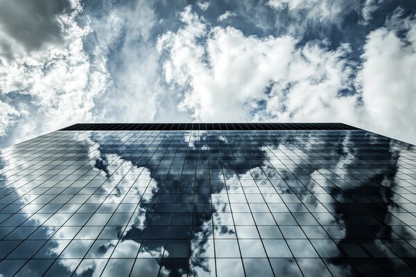 Riflessione delle nuvole in un alto edificio di vetro