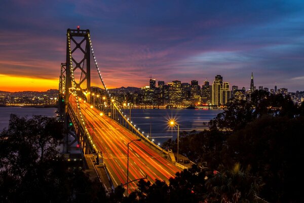 Golden Gate Bridge dans les rayons du soleil