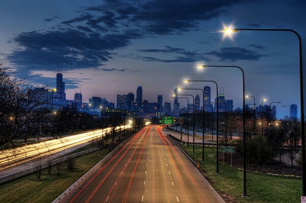 Luci di strade notturne sullo sfondo della città