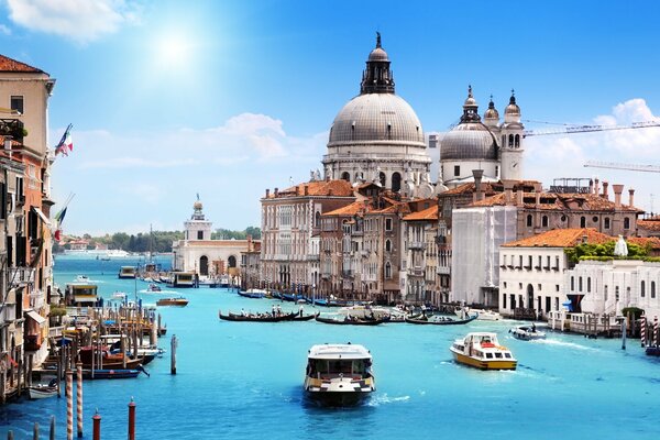 Canal azul en un día soleado en Venecia