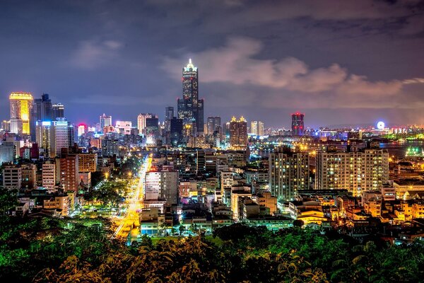 Luces brillantes de la ciudad por la noche