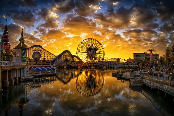 Riesenrad bei Sonnenuntergang am Fluss