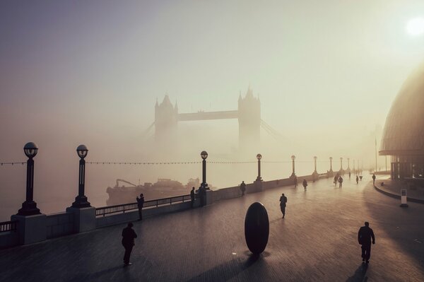 Pont brumeux sur la rivière à Londres