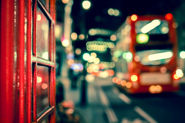 Autobus a due piani di Londra nella città notturna