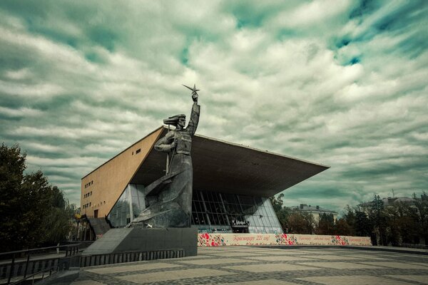 Monumento cerca del cine Aurora en Krasnodar