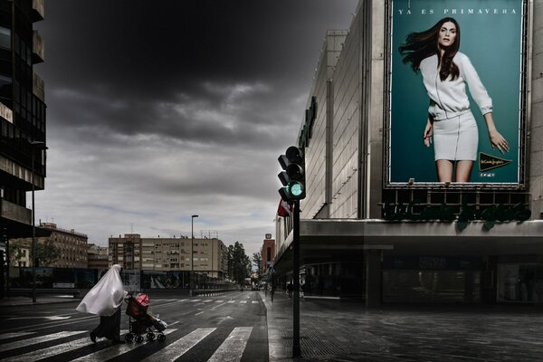 Poster luminoso su una strada vuota