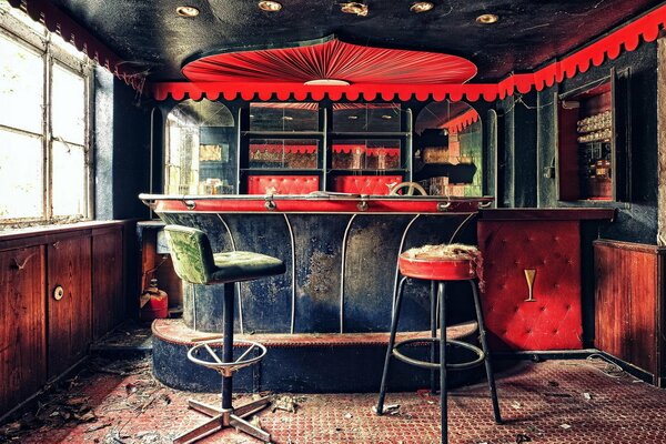 L intérieur du bar a une couleur rouge vif