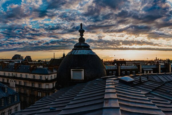 Techos parisinos bajo las nubes