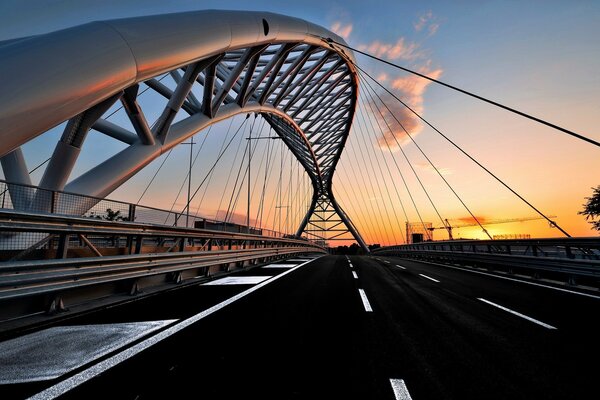 Erstaunliche Schönheit - Brücke bei Sonnenuntergang