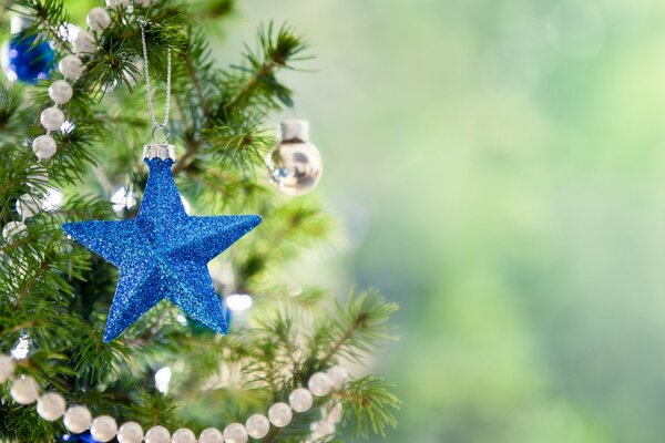 Árbol de Navidad y juguetes, la fiesta viene a nosotros