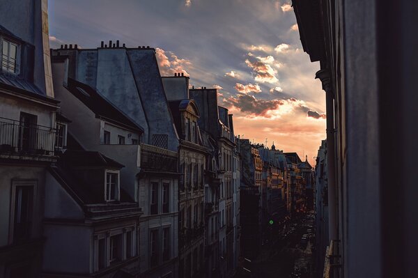 Rue avec des maisons anciennes au coucher du soleil