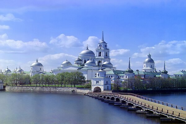 Photo de la région de Tver avec un monastère près de l eau