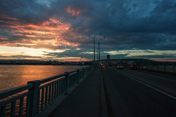 Die Brücke in Saratow vor dem Hintergrund der Wolken