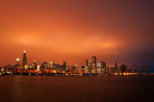 Vista de la ciudad nocturna de Chicago en los rascacielos