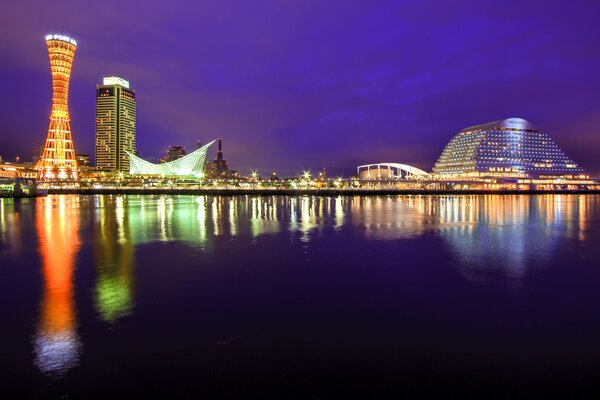 Iluminación nocturna de la ciudad de Kobe en Japón