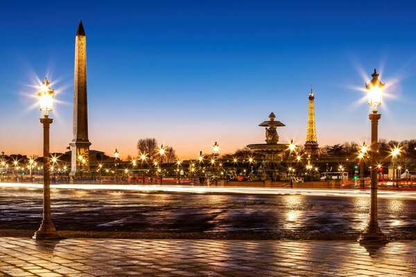 Le luci della Parigi serale illuminano la Torre Eiffel, Place de la Concorde e l Obelisco di Luxor