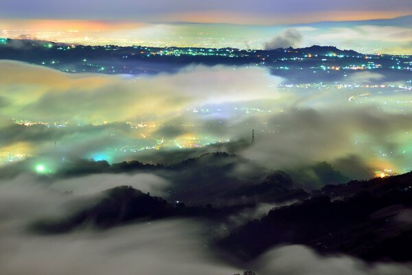 Niebla sobre la ciudad nocturna