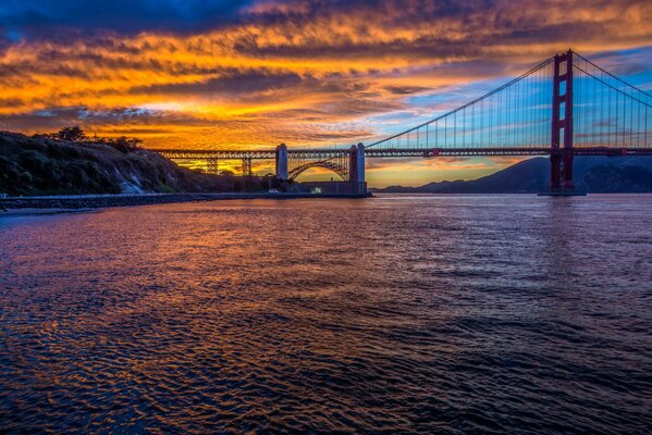 Golden Gate Bridge sur le Détroit au coucher du soleil