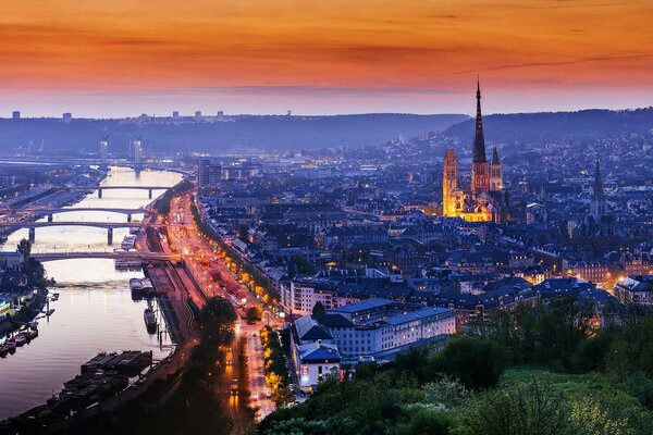 Ciudad de Francia por la noche con luces