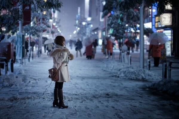 Ragazza solitaria sulla strada della città