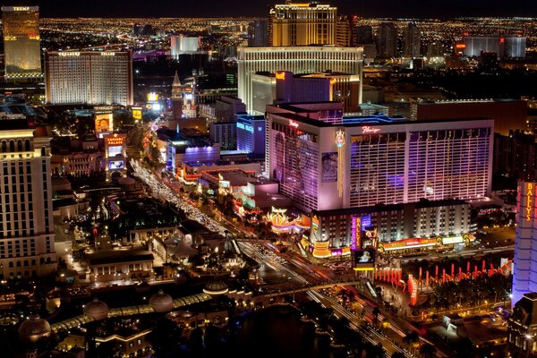 Ein Hotel in Las Vegas, mit einem Casino, umgeben von Nachtlichtern