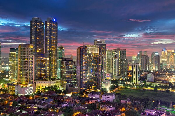 Jakarta von den Lichtern der Metropole beleuchtet