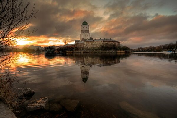 Coucher de soleil d automne à Vyborg, reflet dans l eau